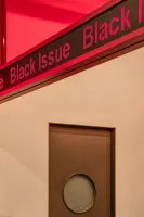 레트로 무드의 감각적인 카페 파사드 디자인